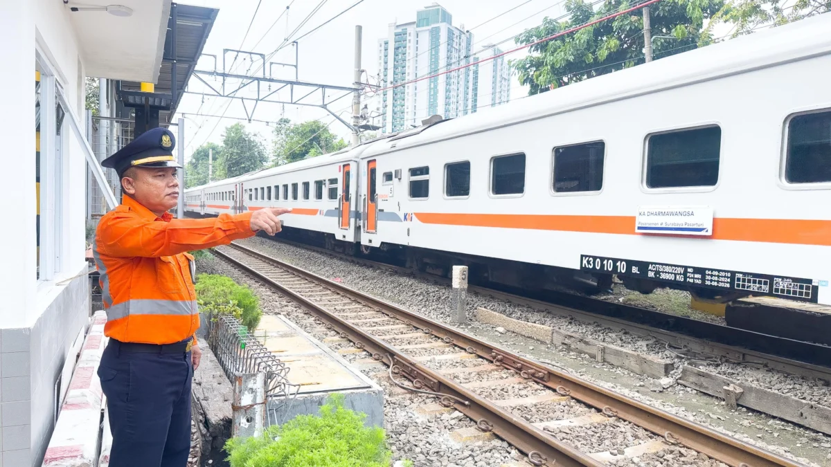 Petugas PJL Tak Mudik Demi Keselamatan Penumpang: Tugirin, 12 Tahun Setia Mengamankan Perjalanan Kereta Api
