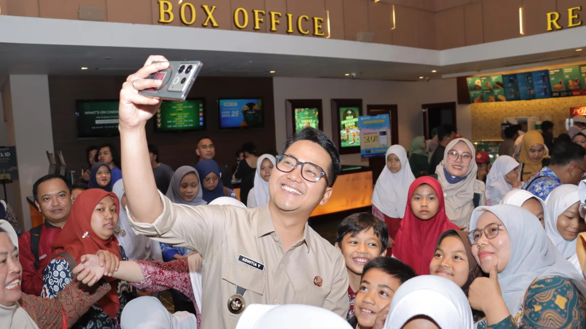 Wakil Wali Kota Cimahi, Adhitia Yudhistira saat nonton bareng film Jumbo bersama sejumlah siswa SD. (Istimewa)