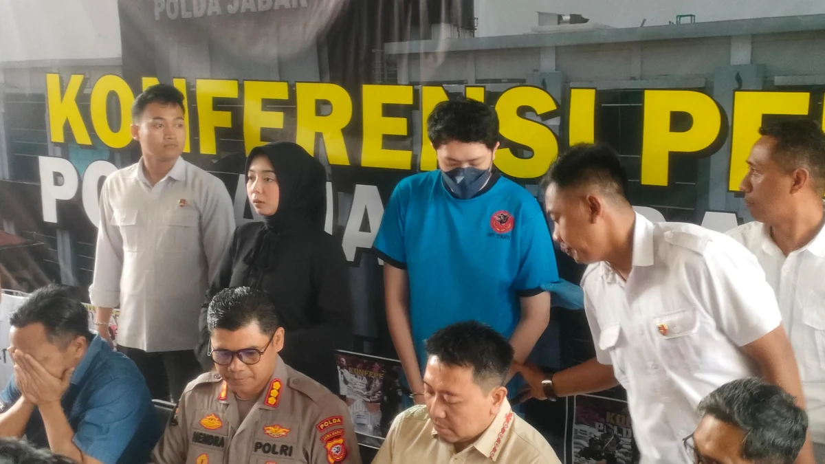 Terbongkar! Dokter Residen RSHS Ternyata Sudah 3 Kali Lakukan Aksi Bejat Polda Jabar saat rilis pengungkapanya kasus tindak pidana asusila atau pelecehan seksual yang menjerat dokter residen spesialis anestesi di RSHS Bandung berinisial PHP. Foto. Sandi Nugraha.