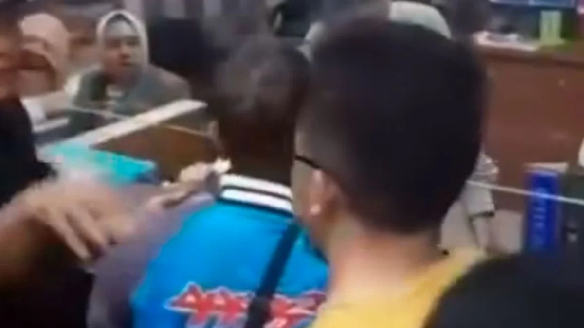 Viral di media sosial, warga yang sedang membayar pajak terlibat kericuhan yang terjadi di Kantor Samsat Soreang, Kabupaten Bandung. Foto Istimewa