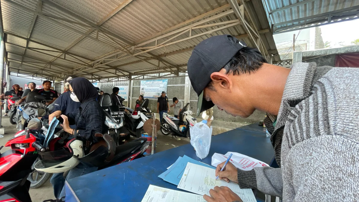 Warga saat mengantri untuk melakukan pembayaran Pajak Kendaraan di Samsat Soreang, Kabupaten Bandung, Jumat (11/4/2025). Foto Agi