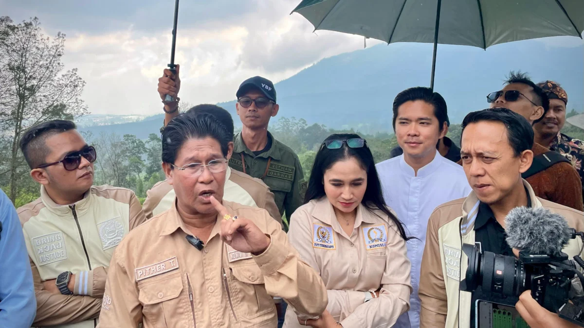 Komisi I dan III DPRD Bandung Barat saat meninjau proyek pembangunan wisata Eiger Camp di Kecamatan Parongpong. Jumat (11/4). Dok Jabar Ekspres/Suwitno