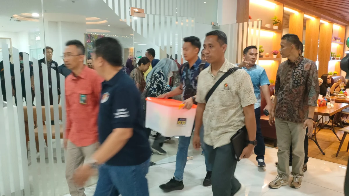 Dok. Polisi saat akan lakukan proses olah TKP ulang di Gedung MCHC lantai 7 RSHS Bandung. Foto. Sandi Nugraha