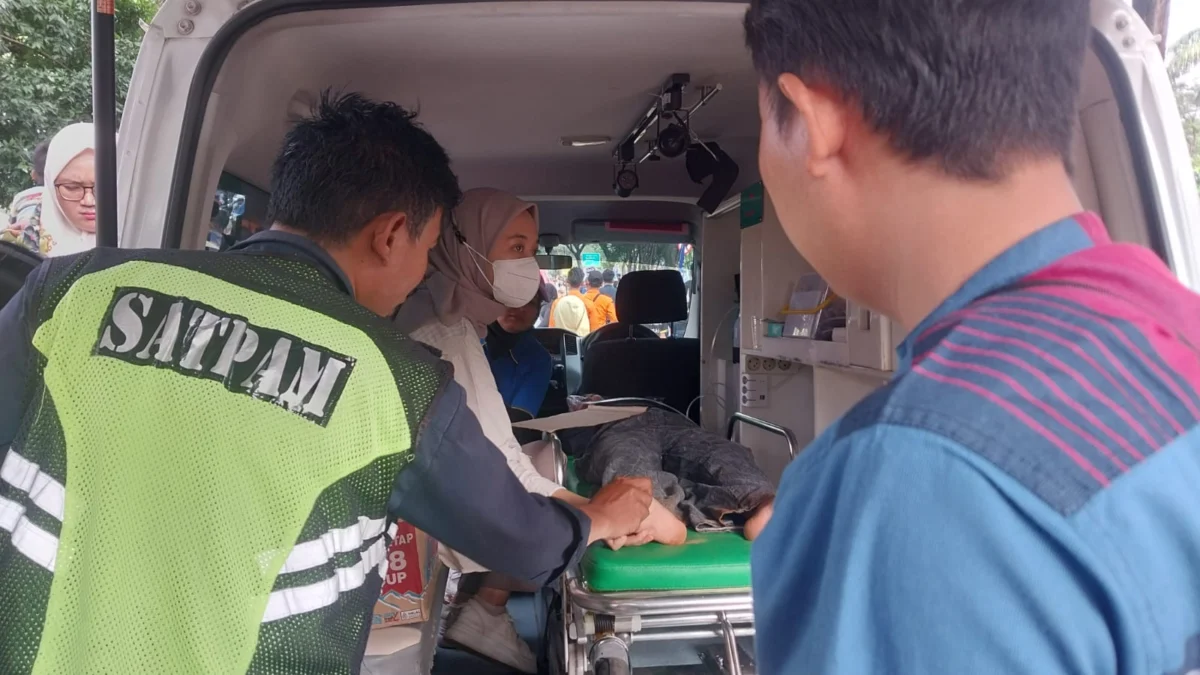 Evakuasi korban pingsan saat halal bihalal di Bogor/Foto : Sandika /Jabarekspres.com