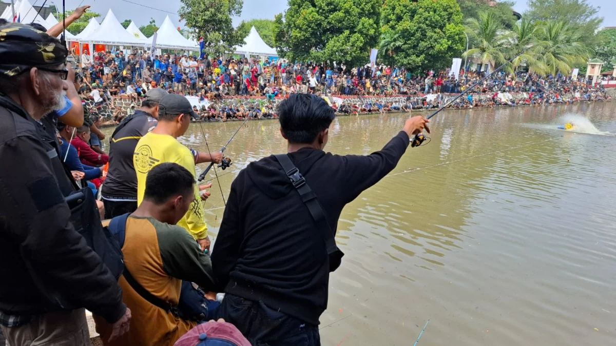 Mancing gratis ramaikan halal bihalal di Bogor/Foto : Sandika /jabarekspres.com