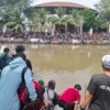 Antusiasme warga mancing di Setu depan Gedung Kesenian Bogor/ Foto: Sandika Fadilah/Jabar Ekspres/