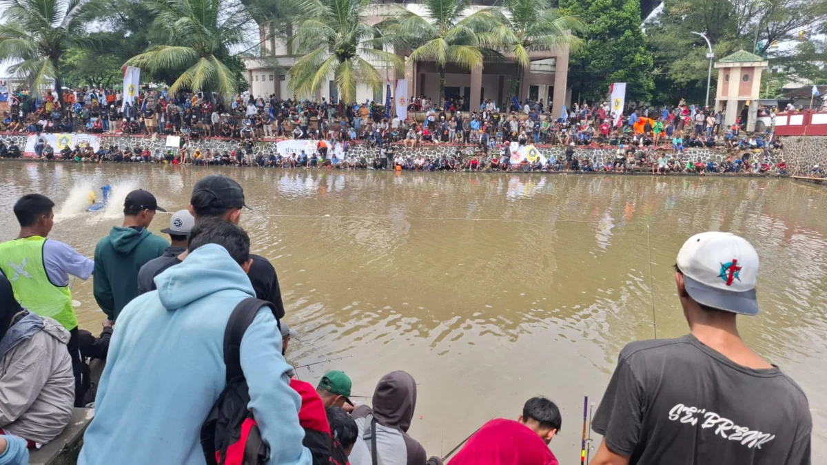 Meriah! KNPI dan Karang Taruna Bogor Gelar Halal Bihalal, Tebar 1 Ton Ikan di Setu Gedung Kesenian Antusiasme warga mancing di Setu depan Gedung Kesenian Bogor/ Foto: Sandika Fadilah/Jabar Ekspres/