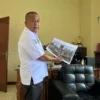 Kepala Dinas Lingkungan Hidup Kota Banjar Eri Kusuma Wardhana memegang cetakan foto tugu adipura belum lama ini. Dia akan merespon cepat soal polemik sampah di purwaharja yang dikeloma pihak swasta Kamisama. (Cecep Herdi/Jabar Ekspres)