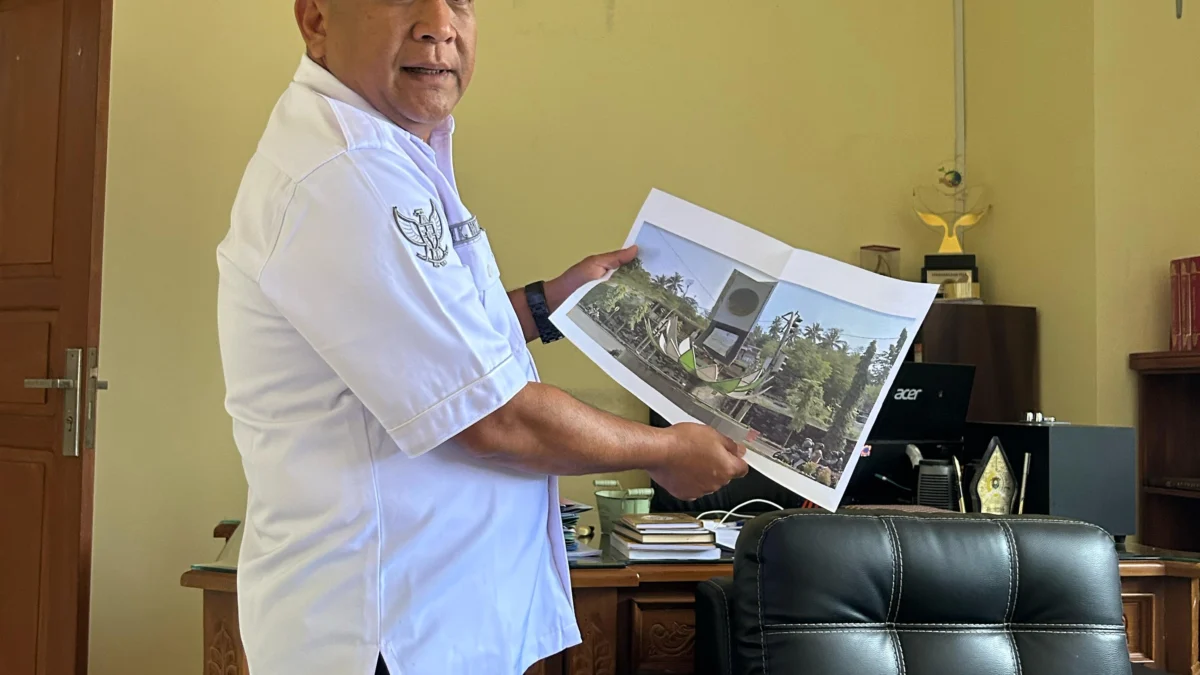 Kepala Dinas Lingkungan Hidup Kota Banjar Eri Kusuma Wardhana memegang cetakan foto tugu adipura belum lama ini. Dia akan merespon cepat soal polemik sampah di purwaharja yang dikeloma pihak swasta Kamisama. (Cecep Herdi/Jabar Ekspres)