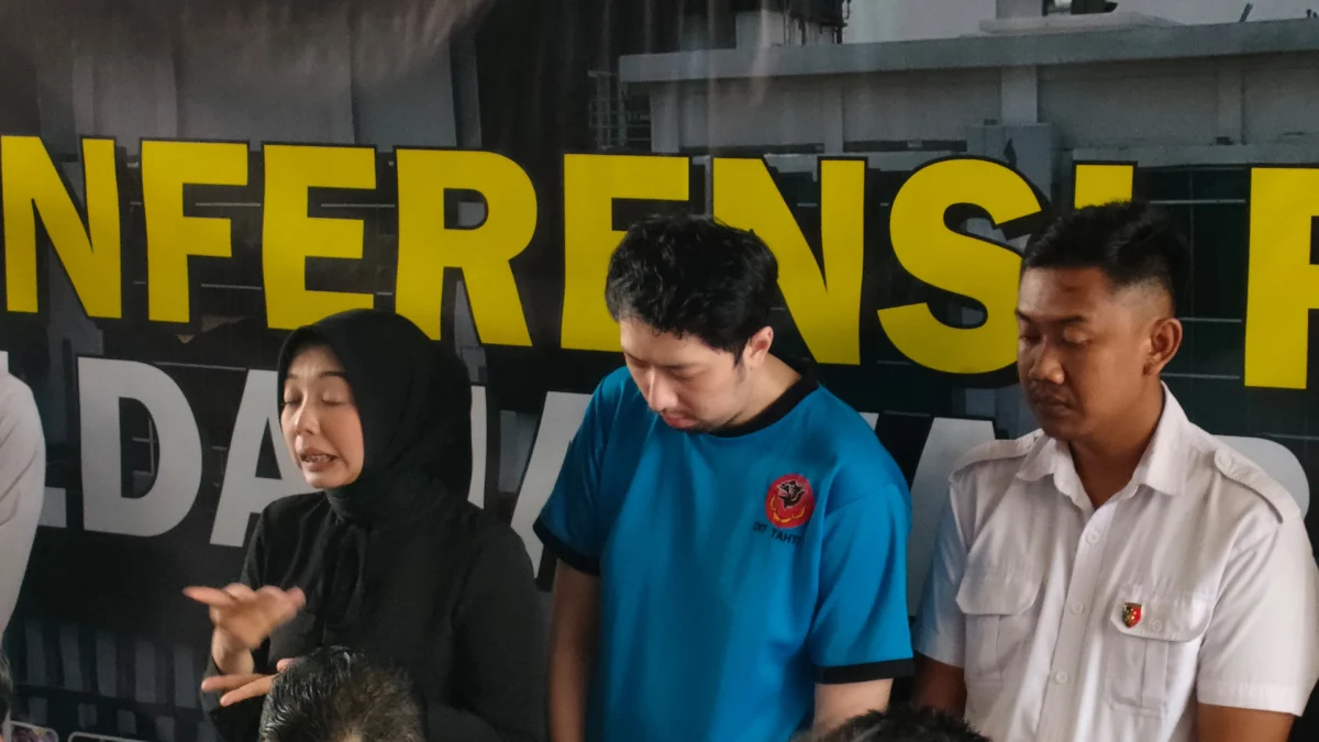 Dok. Tersangka kasus pelecehan seksual di RSHS Bandung berinisial PAP (tengah). Foto. Sandi Nugraha / Jabar Ekspres