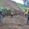 Akses Jalan Raya Pangalengan yang sempat tertutup total akibat longsor, kini sudah mulai bisa dilalui kendaraan roda dua maupun roda empat. Foto Istimewa