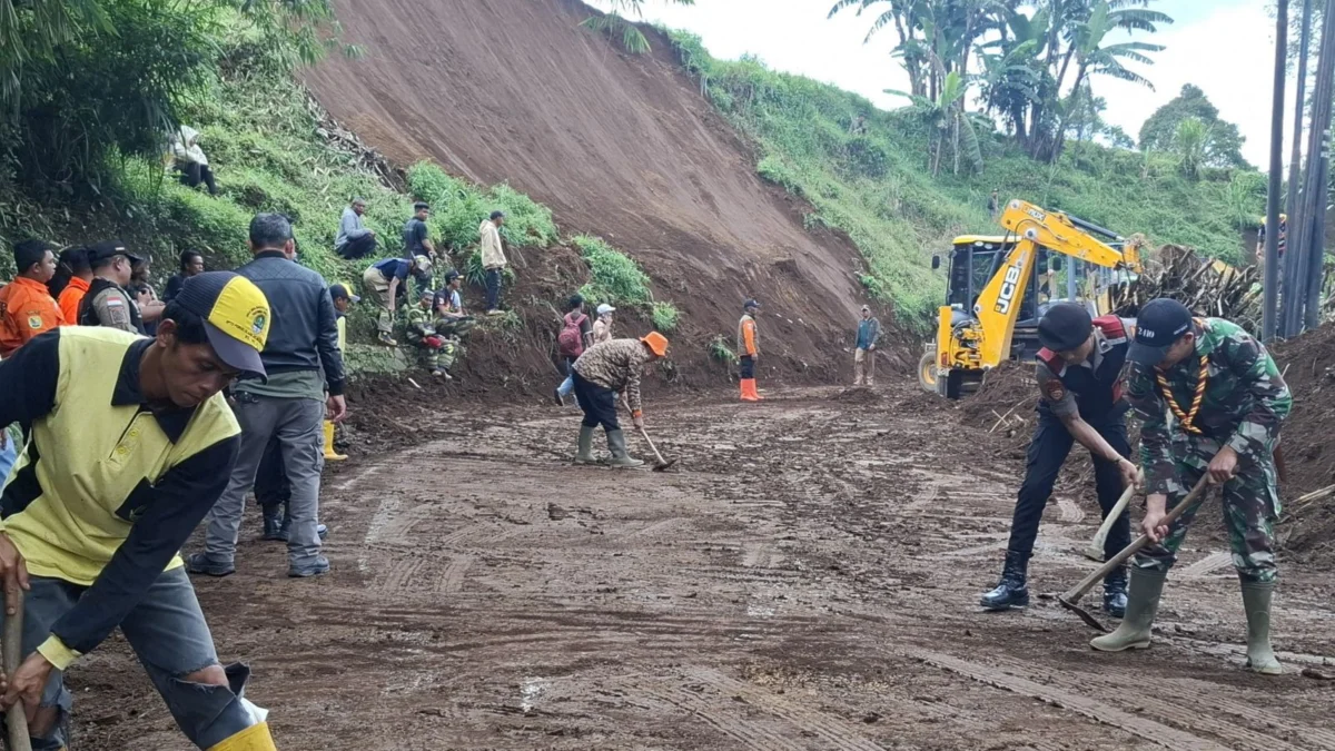 Akses Jalan Raya Pangalengan yang sempat tertutup total akibat longsor, kini sudah mulai bisa dilalui kendaraan roda dua maupun roda empat. Foto Istimewa