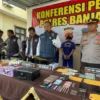 Satnarkoba Polres Banjar saat menggelar konferensi pers pengungkapan kasus narkotika dan obat-obatan terlarang, Senin (14/4/2025). Salah satu kasusnya melibatkan tiga pelajar dibawah umur. (Cecep Herdi/Jabar Ekspres)