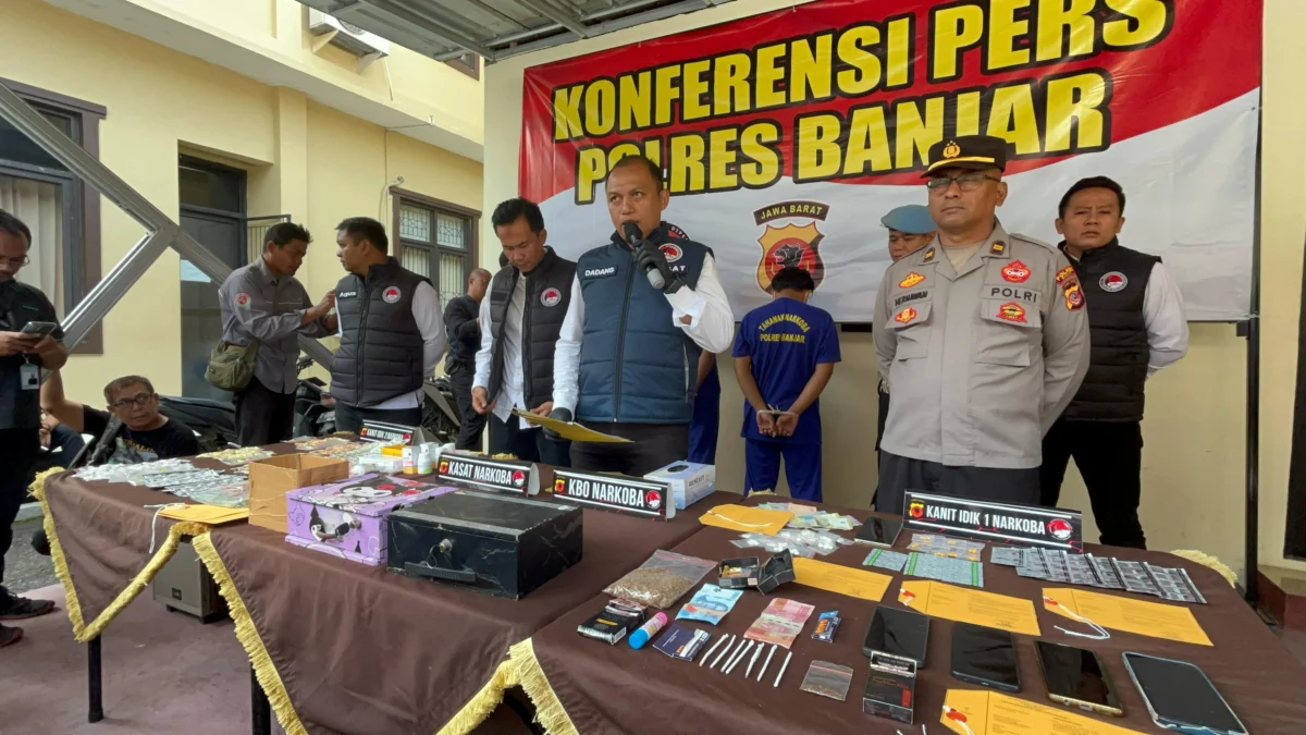 Satnarkoba Polres Banjar saat menggelar konferensi pers pengungkapan kasus narkotika dan obat-obatan terlarang, Senin (14/4/2025). Salah satu kasusnya melibatkan tiga pelajar dibawah umur. (Cecep Herdi/Jabar Ekspres)