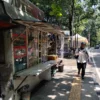 Seorang warga berjalan di samping kios semi permanen di kawasan Cilaki, Kota Bandung, Senin (14/4). Foto: Dimas Rachmatsyah / Jabar Ekspres