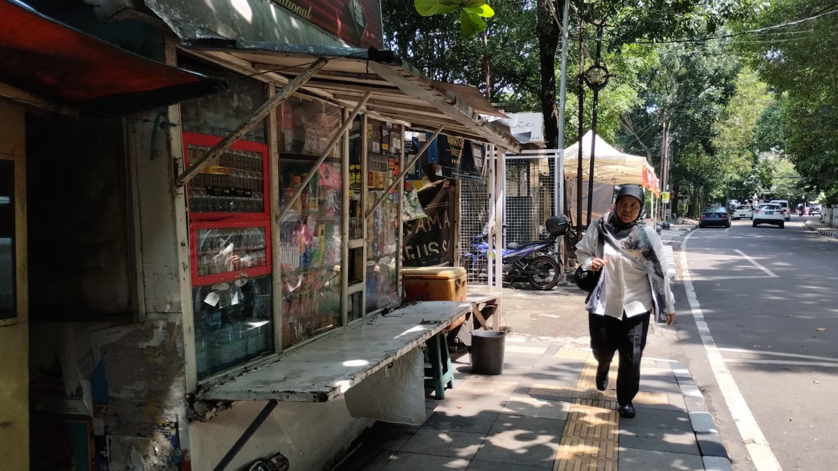 Seorang warga berjalan di samping kios semi permanen di kawasan Cilaki, Kota Bandung, Senin (14/4). Foto: Dimas Rachmatsyah / Jabar Ekspres