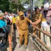 Wakil Gubernur Jawa Barat, Erwan Setiawan saat Meninjau Pembongkaran Pagar Besi Usah di Pasar Antri Baru Kota Cimahi (Mong)