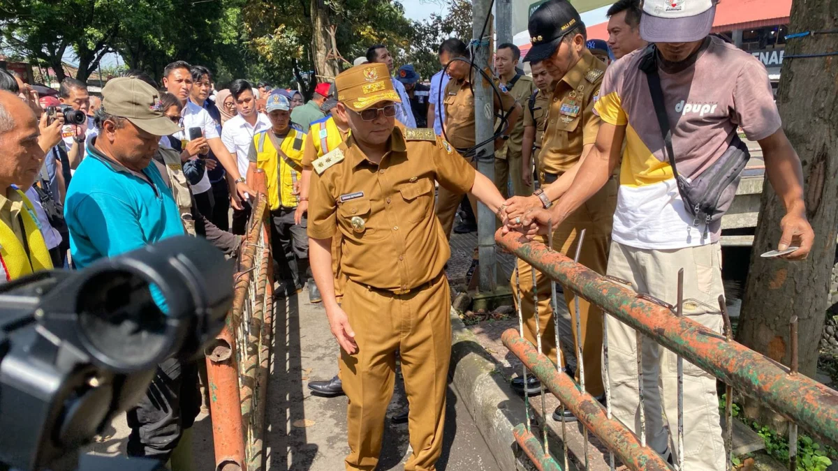 Sulap Trotoar Jadi Teras Sriwijaya, Wagub Jabar Bongkar Pagar Usang di Cimahi Wakil Gubernur Jawa Barat, Erwan Setiawan saat Meninjau Pembongkaran Pagar Besi Usah di Pasar Antri Baru Kota Cimahi (Mong)