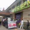 Warga Sukahaji memperlihatkan poster perlawanan saat menggeruduk di Kantor BPN Kota Bandung, pada Senin (14/4). (Nizar /Jabar Ekspres)