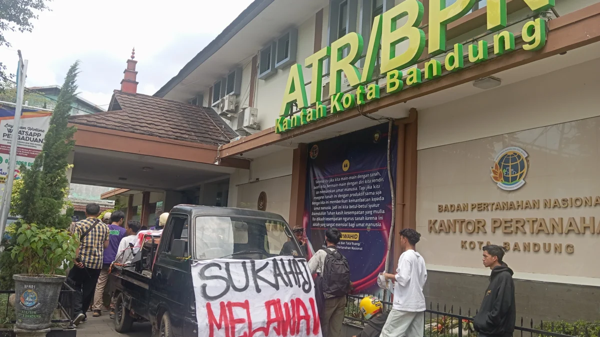 Warga Sukahaji memperlihatkan poster perlawanan saat menggeruduk di Kantor BPN Kota Bandung, pada Senin (14/4). (Nizar /Jabar Ekspres)