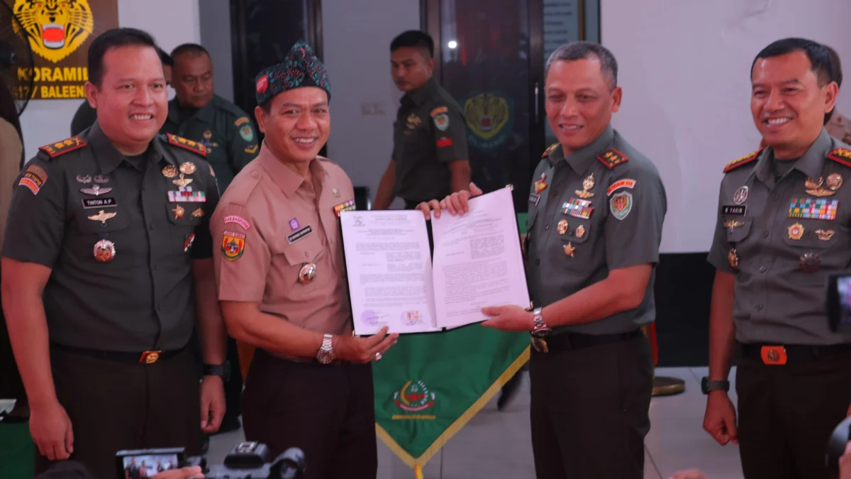 Bupati Bandung Dadang Supriatna bersama Pangdam 3 Siliwangi Mayjen Dadang Arif Abdurahman saat meresmikan Koramil Baleendah di Kampung Kulalet, Kecamatan Baleendah, Kabupaten Bandung, Senin (14/4/2025). Foto Dok Humas Pemkab Bandung
