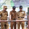 Wakil Gubernur Jawa Barat, Erwan Setiawan Bersama Wali Kota Cimahi, Ngatiyana dan Wakil Wali Kota Cimahi, Adhitia Yudisthira di Pasar Antri/Firman Satria/