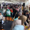 Warga memadai lokasi foodcourt di Alun Alun Ciamis yang diresmikan Bupati Herdiat pada Selasa (14/4/2025) sore. (Cecep Herdi/Jabar Ekspres)