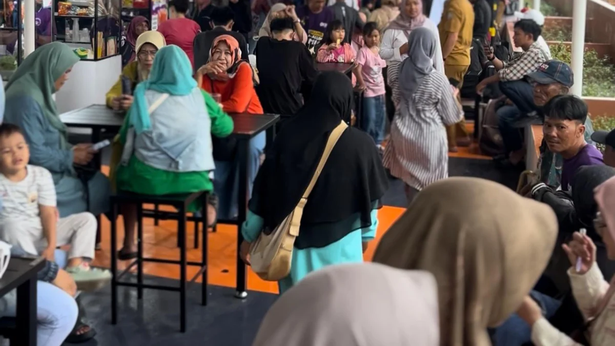 Warga memadai lokasi foodcourt di Alun Alun Ciamis yang diresmikan Bupati Herdiat pada Selasa (14/4/2025) sore. (Cecep Herdi/Jabar Ekspres)