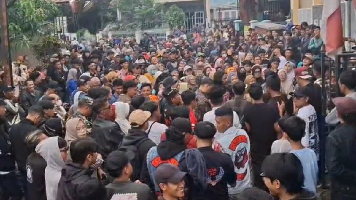 Ribuan warga dari Kampung Simpen, khususnya dari RT 01 dan RT 05 RW 05, berkumpul di Kantor Desa untuk menolak rencana eksekusi lahan yang akan dilakukan oleh Pengadilan Negeri Bale Bandung di Desa Tenjolaya, Kecamatan Cicalengka, Kabupaten Bandung, Selasa (15/4/2025). Foto Agi / Jabar Ekspres