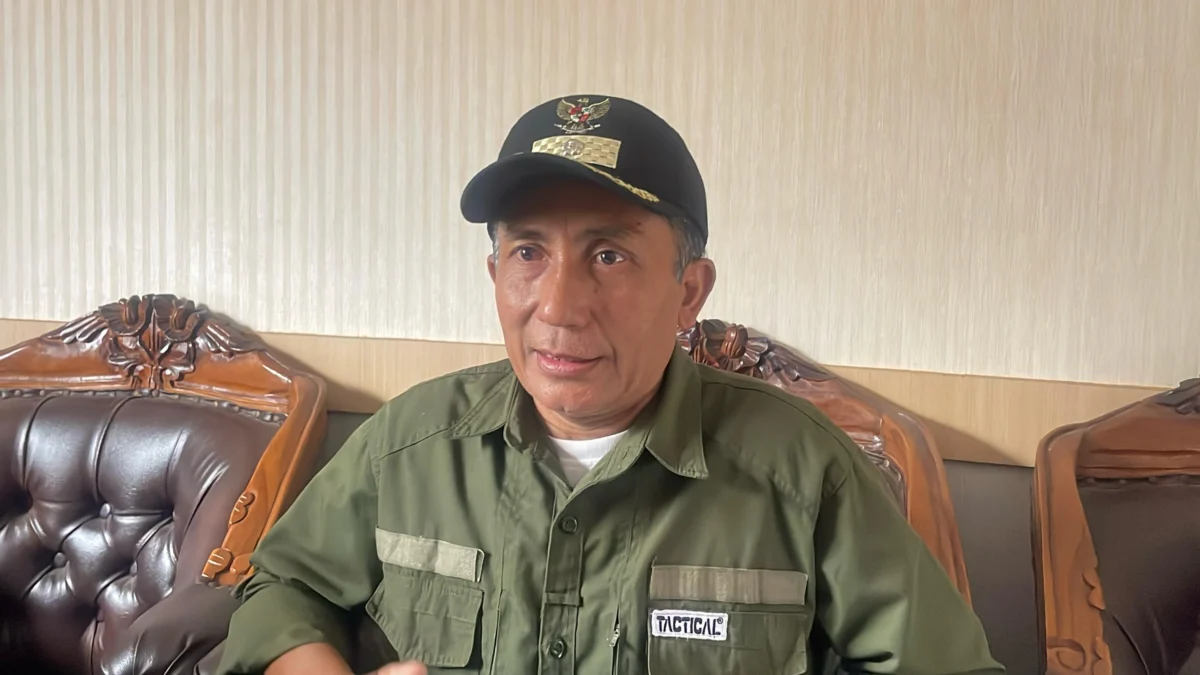 Kepala Desa Tenjolaya, Mamad saat ditemui awak media di Kantor Desa Tenjolaya, Kecamatan Cicalengka, Kabupaten Bandung, Selasa (15/4/2025). Foto: Agi / Jabar Ekspres