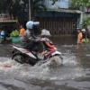 WALHI Jabar: Degradasi Lahan Hulu Jadi Biang Banjir Bandung Timur Pengendara menerjang genangan banjir di Kota Bandung, beberapa waktu lalu. Foto: Dimas Rachmatsyah / Jabar Ekspres