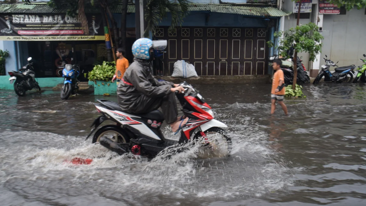 Pengendara menerjang genangan banjir di Kota Bandung, beberapa waktu lalu. Foto: Dimas Rachmatsyah / Jabar Ekspres