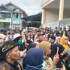 Sejumlah warga di Desa Tenjolaya, Kecamatan Cicalengka, Kabupaten Bandung saat menggelar aksi penolakan eksekusi lahan pada Selasa, 15 April 2025. (Yanuar Baswata/Jabar Ekspres)