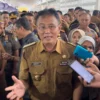 Bupati Ciamis Herdiat Sunarya saat diwawancara awak media usai peresmian foodcourt dan area parkir Alun Alun Ciamis, Selasa (14/4/2025) sore. (Cecep Herdi/Jabar Ekspres)