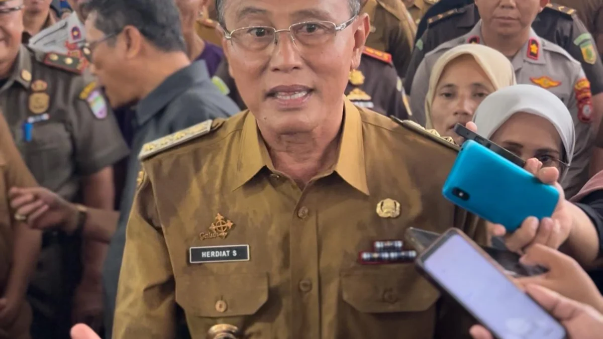 Bupati Ciamis Herdiat Sunarya saat diwawancara awak media usai peresmian foodcourt dan area parkir Alun Alun Ciamis, Selasa (14/4/2025) sore. (Cecep Herdi/Jabar Ekspres)