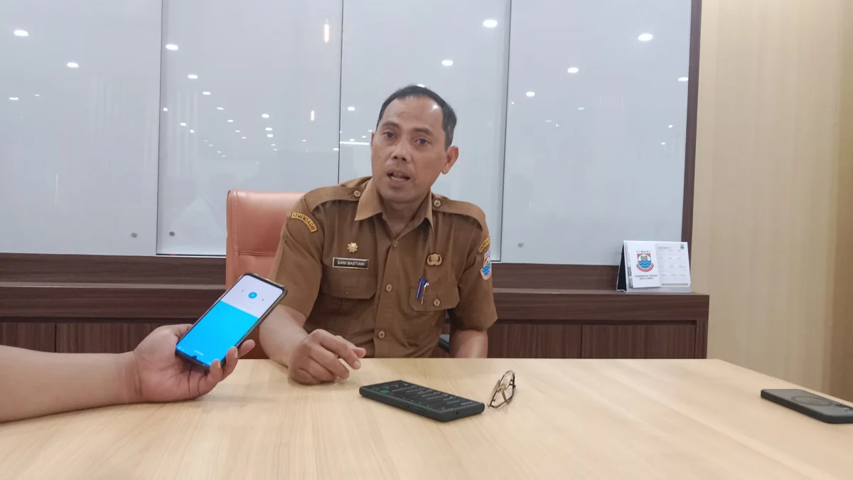 Warga yang Pindah dari Kota Cimahi Lebih Banyak Dibanding Pendatang Baru Plt Kepala Disdukcapil Kota Cimahi, Dani Bastiani saat Ditemui Kantornya Mal Pelayanan Publik (MPP) Cimahi (Mong)