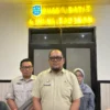 Sekretaris Daerah Kota Banjar Dr. H. Soni Harison AP., S.Sos., M.Si., (tengah) saat diawawancara hasil efisiensi anggaran dari APBD Banjar tahun anggaran 2025, Selasa (15/4/2025). (Cecep Herdi/Jabar Ekspres)