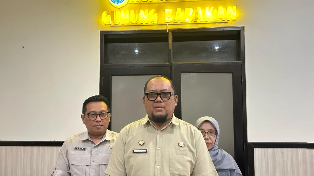 Sekretaris Daerah Kota Banjar Dr. H. Soni Harison AP., S.Sos., M.Si., (tengah) saat diawawancara hasil efisiensi anggaran dari APBD Banjar tahun anggaran 2025, Selasa (15/4/2025). (Cecep Herdi/Jabar Ekspres)
