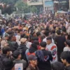 Ribuan warga dari Kampung Simpen, khususnya dari RT 01 dan RT 05 RW 05, berkumpul di Kantor Desa untuk menolak rencana eksekusi lahan yang akan dilakukan oleh Pengadilan Negeri Bale Bandung di Desa Tenjolaya, Kecamatan Cicalengka, Kabupaten Bandung, Selasa (15/4/2025). Foto Agi