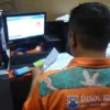 Petugas Disdukcapil Kota Cimahi saat Perekaman E-KTP (Jabar Ekspres)