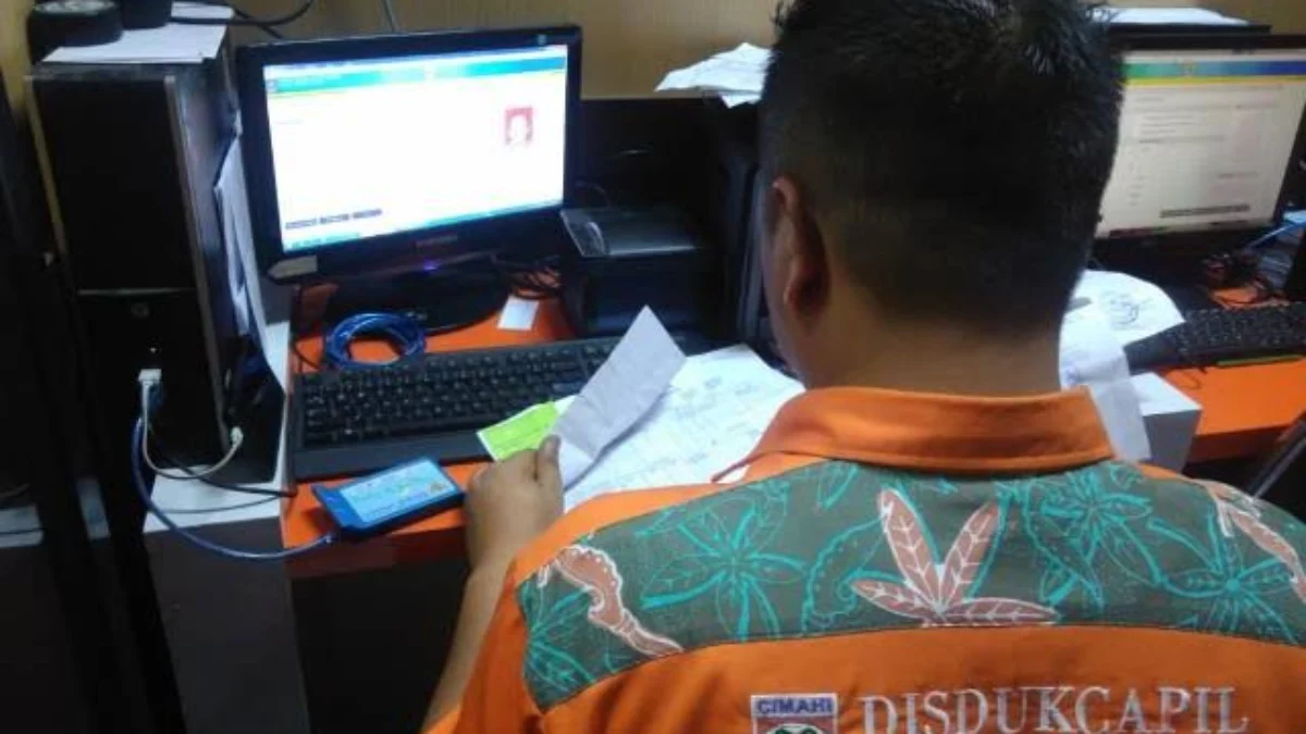Petugas Disdukcapil Kota Cimahi saat Perekaman E-KTP (Jabar Ekspres)