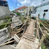 Warga Padalarang, Bandung Barat secara swadaya bangun jembatan darurat. Selasa (15/4). Dok Jabar Ekspres/Suwitno