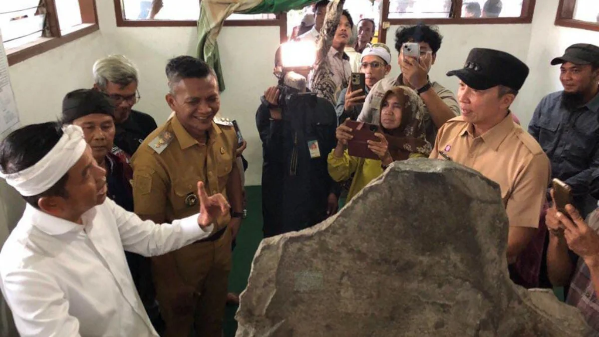 Gubernur Jawa Barat, Dedi Mulyadi saat mengunjungi Situs Prasasti Batutulis disamping Gedung Museum Pajajaran Kota Bogor. (Yudha Prananda / Jabar Ekspres)
