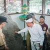 Gubernur Jawa Barat, Dedi Mulyadi didampingi Wali Kota Bogor, Dedie A. Rachim saat mengunjungi Situs Prasasti Batutulis. (Yudha Prananda / Jabar Ekspres)