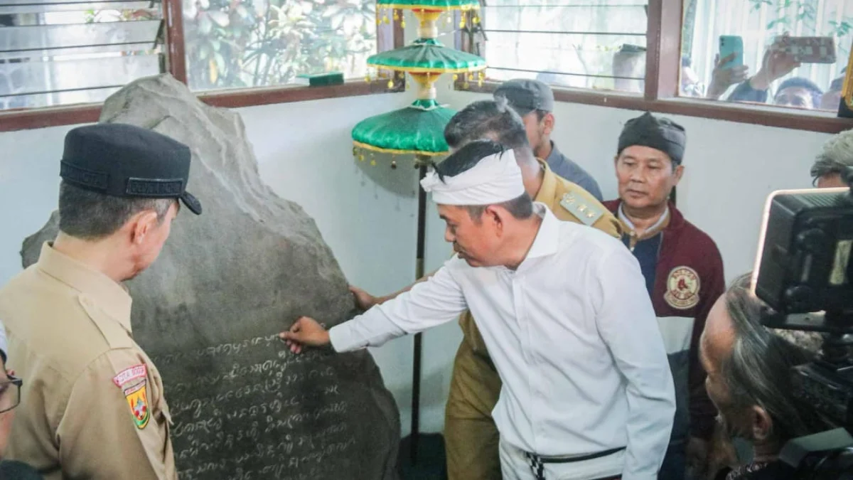 Gubernur Jawa Barat, Dedi Mulyadi didampingi Wali Kota Bogor, Dedie A. Rachim saat mengunjungi Situs Prasasti Batutulis. (Yudha Prananda / Jabar Ekspres)