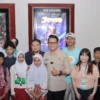 Wakil Wali Kota Cimahi, Adhitia Yudhistira saat Nonton Bareng Film Jumbo Bersama Siswa SD/Firman Satria/Jabar Ekspres/