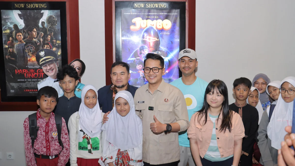 Wakil Wali Kota Cimahi, Adhitia Yudhistira saat Nonton Bareng Film Jumbo Bersama Siswa SD/Firman Satria/Jabar Ekspres/