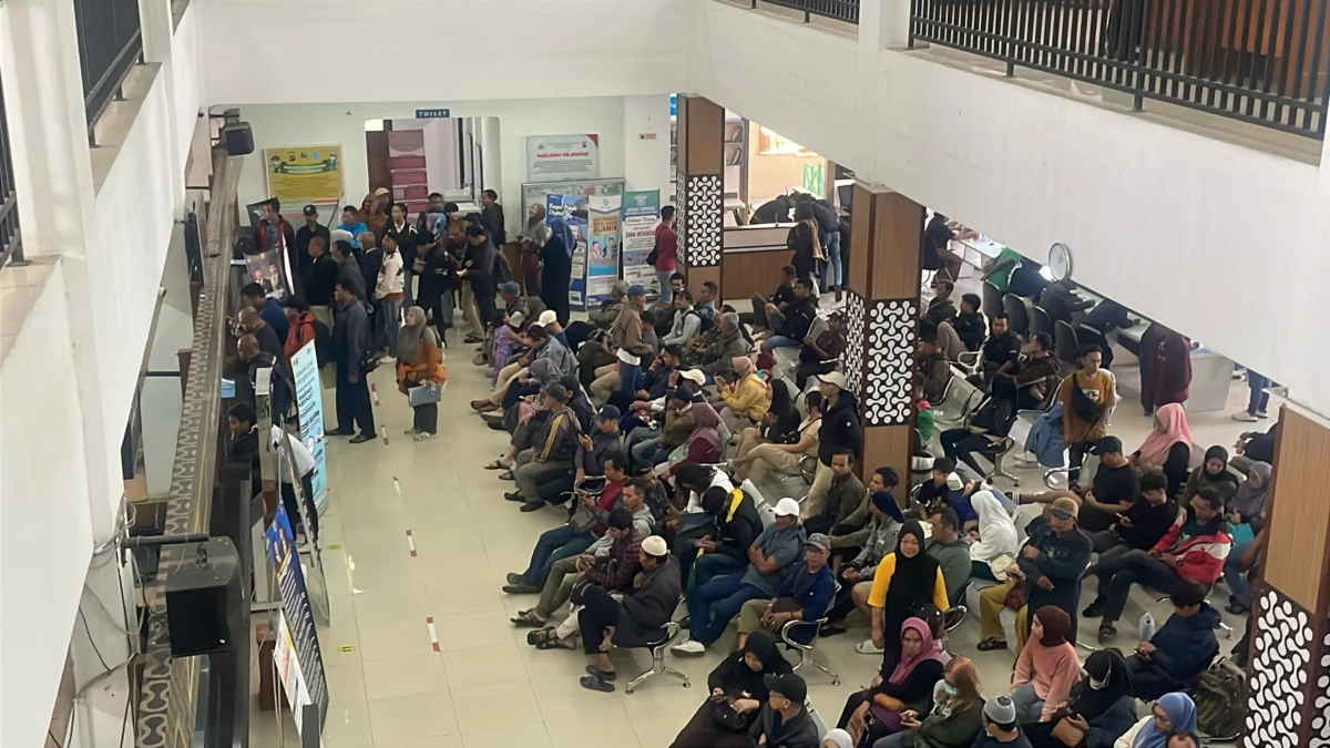 Samsat Soreang Respons Positif Usulan Penambahan Titik Layanan dan Tingkatkan Fasilitas Prioritas Lansia, Ibu Hamil dan Disabilitas Ratusan warga Kabupaten Bandung, tengah mengantre untuk membayar pajak kendaraan bermotor (PKB) di Samsat Soreang. Foto Agi