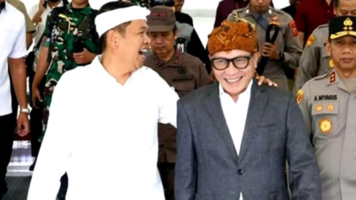 Ketua DPRD Jabar Buky Wibawa (tengah) bersama Gubernur Jabar Dedi Mulyadi.