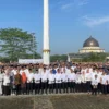 Bupati Bandung Barat Jeje Ritchie Ismail saat berfoto bersama dengan ribuan ASN. Rabu (16/4). Dok Prokompim KBB